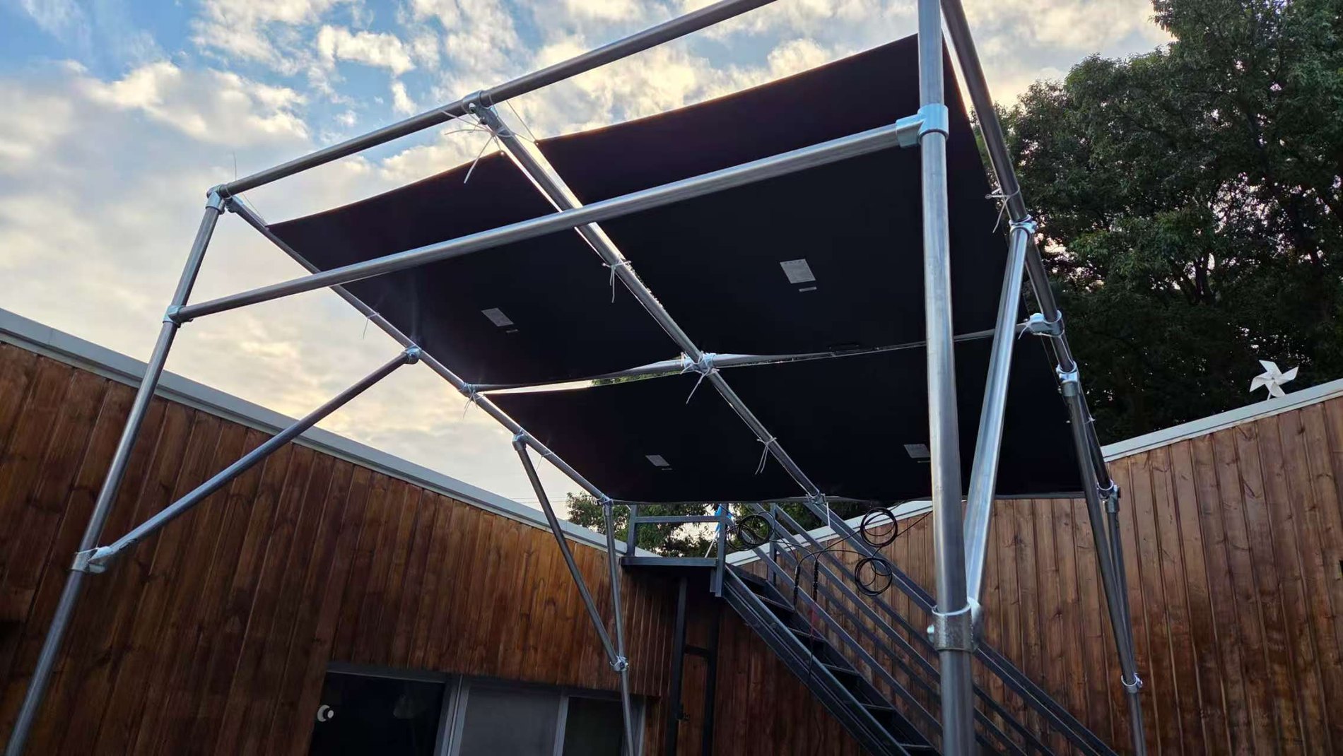 Vue de dessous du montage d'essai, modules flexibles pos&eacute;s au-dessus de l'ossature