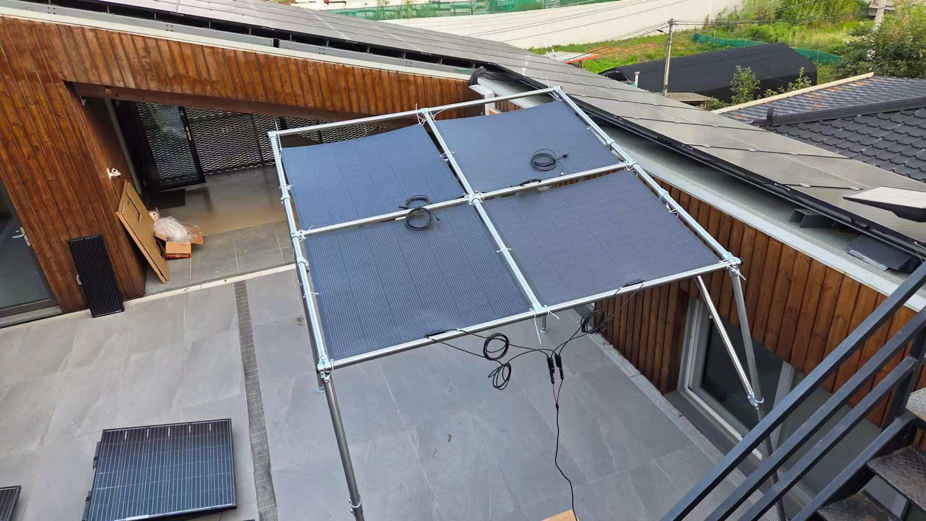 Vue de dessus de quatre modules solaires flexibles sur une ossature aluminium avec cheminement des c&acirc;bles