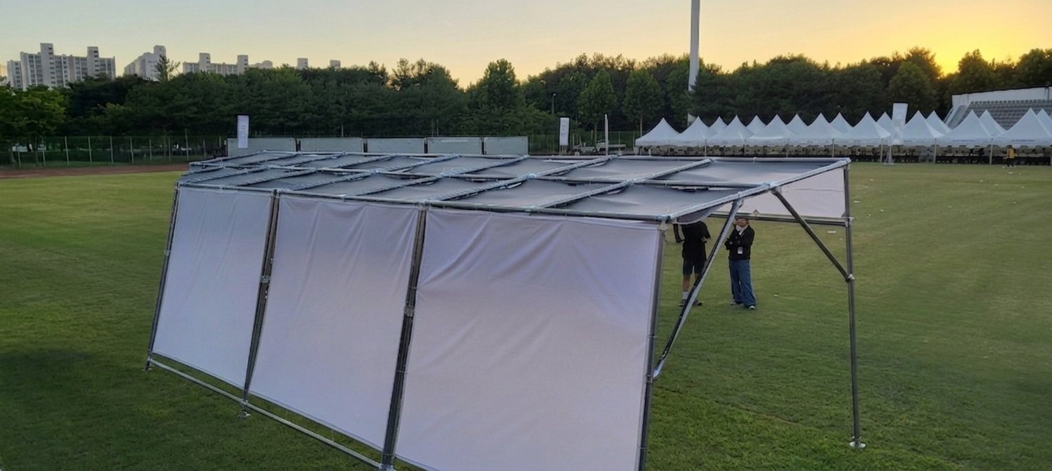 Auvent solaire flexible &agrave; taille r&eacute;elle mont&eacute; sur le terrain du site de l'&eacute;v&eacute;nement