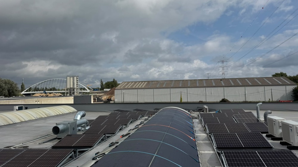 Toiture d'usine en Belgique avec des modules solaires flexibles sur une vo&ucirc;te et des modules rigides sur les parties planes