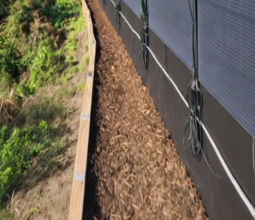 C&acirc;bles de sortie MC4 de modules solaires flexibles verticaux courant au bas d'une cl&ocirc;ture de jardin